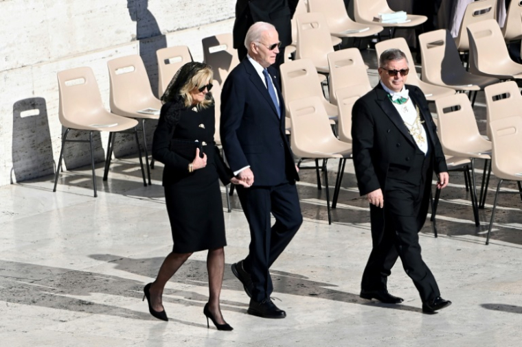 L'ex-président américain Joe Biden et son épouse, Jill Biden, arrivent aux funérailles du pape François sur la place Saint-Pierre du Vatican, le 26 avril 2025 ( AFP / Isabella BONOTTO )