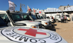 Des véhicules de la croix-Rouge internationale et des camions frigorifiques sont garés à l'hôpital Nasser de Khan Younès, dans le sud de la bande de Gaza, le 15 octobre 2025 ( AFP / Omar AL-QATTAA )