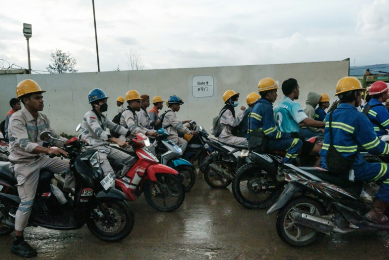 Des ouvriers arrivent à l'entrée du parc industriel de Weda Bay, centre de traitement et de fusion du nickel, à Lelilef Sawai, sur l'île d'Halmahera, dans le nord des Moluques, le 13 avril 2025 en Indonésie ( AFP / YASUYOSHI CHIBA )