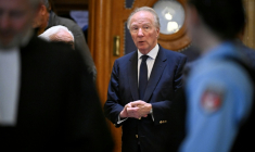 L'ex-ministre de l'Intérieur Brice Hortefeux le 16 mars 2026 au procès en appel de Nicolas Sarkozy dans l'affaire du financement libyen, à Paris  ( AFP / JULIEN DE ROSA )