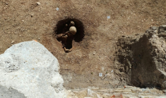 Des sépultures de Gaulois enterrés assis sur un site de fouilles archéologiques à Dijon, le 17 mars 2026 en Côte d'Or ( AFP / Frédéric BOURIGAULT )