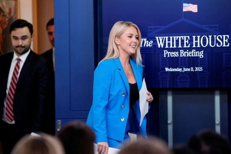 Le secrétaire de presse de la Maison Blanche, M. Leavitt, tient un point de presse