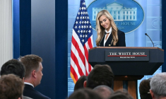La nouvelle porte-parole de la Maison-Blanche, Katie Zacharia, s'exprime lors de son premier point de presse dans la salle de briefing James Brady de la Maison-Blanche, à Washington, DC, le 13 octobre 2026. ( AFP / Jim WATSON )