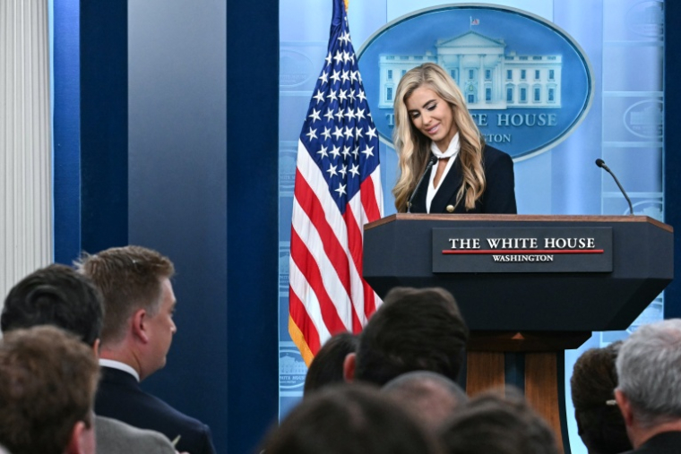 La nouvelle porte-parole de la Maison-Blanche, Katie Zacharia, s'exprime lors de son premier point de presse dans la salle de briefing James Brady de la Maison-Blanche, à Washington, DC, le 13 octobre 2026. ( AFP / Jim WATSON )