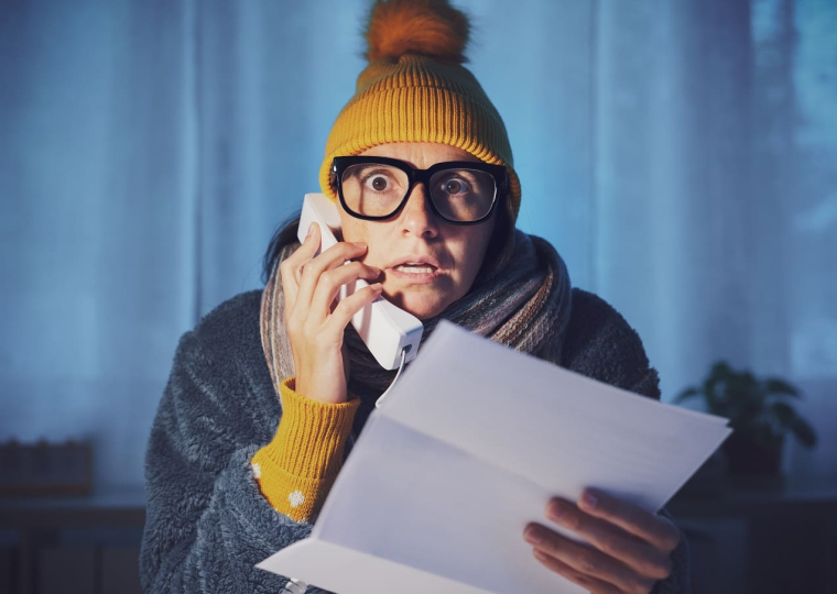 (Crédits photo : Adobe Stock - Femme choquée à la réception de sa facture d'électricité en hiver)