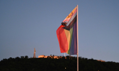 Un drapeau arc-en-ciel "Progress Pride" sur le pont Erzsébet, à la veille de la Budapest Pride, le 26 juin 2026 en Hongrie ( AFP / Attila KISBENEDEK )