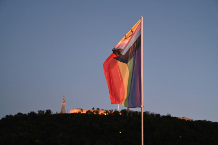 Un drapeau arc-en-ciel "Progress Pride" sur le pont Erzsébet, à la veille de la Budapest Pride, le 26 juin 2026 en Hongrie ( AFP / Attila KISBENEDEK )