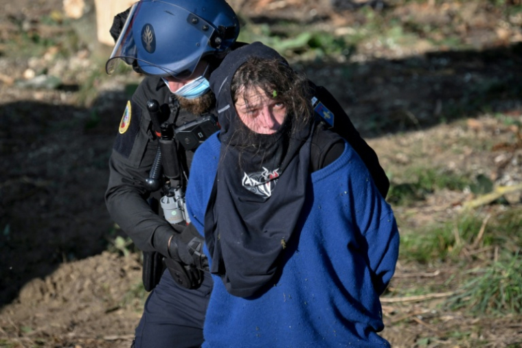 Un "écureuil" ou opposant à l'autoroute A69 qui occupait un arbre, est interpellé par un gendarme sur une ZAD à Verfeil, en Haute-Garonne, le 18 septembre 2024 ( AFP / Ed JONES )