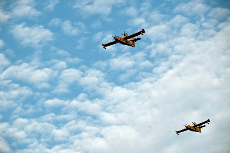 Des Canadairs en action lors des incendies dans le sud de la France, le 6 août 2025. ( AFP / Lionel BONAVENTURE )