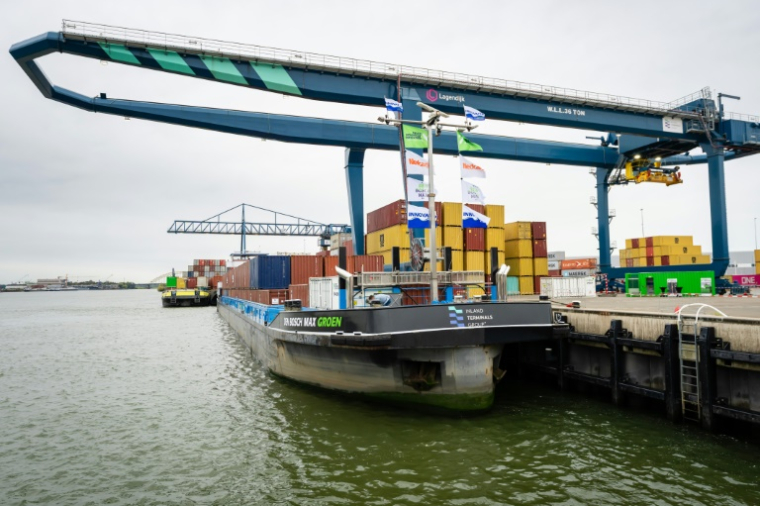 Photo prise le 17 septembre 2025 et distribuée par Zero Emission Service le 24 septembre 2025, montrant le MS Den Bosch Max Groen, un navire transport de conteneurs sans émissions sur les voies navigables intérieures, amarré au port de Rotterdam, aux Pays-Bas ( Zero Emission Service / Etienne Hessels )