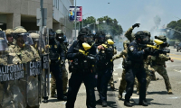 Des membres des forces de l'ordre lors de manifestations en centre de Los Angeles, en Californie, contre la politique migratoire de Donald Trump, le 8 juin 2025 ( AFP / Frederic J. Brown )