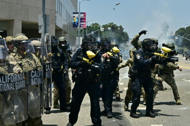 Des membres des forces de l'ordre lors de manifestations en centre de Los Angeles, en Californie, contre la politique migratoire de Donald Trump, le 8 juin 2025 ( AFP / Frederic J. Brown )