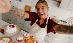 La cuisine et la pâtisserie figurent parmi les loisirs préférés de 61% des Français. (crédit : Adobe Stock)