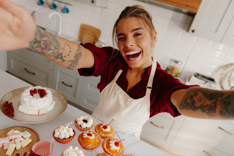 La cuisine et la pâtisserie figurent parmi les loisirs préférés de 61% des Français. (crédit : Adobe Stock)