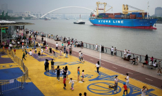 Un porte-conteneurs Kyowa navigue à Shanghai, en Chine