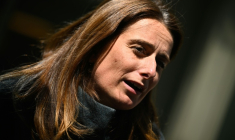 La patronne des Ecologistes Marine Tondelier devant des journalistes après une rencontre avec le Medef, Paris, le 23 avril 2026 ( AFP / JULIEN DE ROSA )
