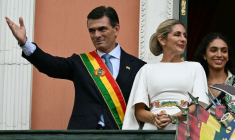Le président bolivien Rodrigo Paz (g) au balcon du palais de la présidence à La Paz, aux côtés de son épouse Maria Elena Urquidi (c) et de l'une de leurs filles, lors de son investiture le 8 novembre 2025 ( AFP / AIZAR RALDES )