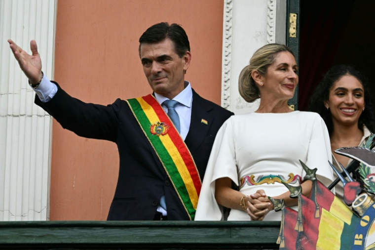 Le président bolivien Rodrigo Paz (g) au balcon du palais de la présidence à La Paz, aux côtés de son épouse Maria Elena Urquidi (c) et de l'une de leurs filles, lors de son investiture le 8 novembre 2025 ( AFP / AIZAR RALDES )