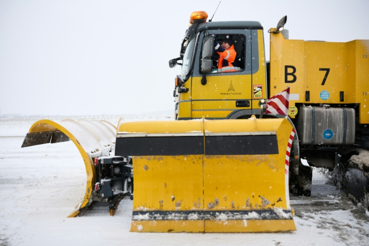 Opération de déneigement à l'aéroport Paris-Orly, le 7 janvier 2026 ( AFP / Kiran RIDLEY )