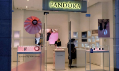 LES VENTES DE PANDORA AU T1 DÉPASSENT LES ATTENTES, PRÉVISIONS RELEVÉES