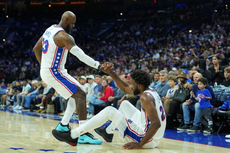 LeBron James et Joel Embiid contre les Boston Celtics à Philadelphie, le 16 octobre 2026 ( GETTY IMAGES NORTH AMERICA / Mitchell Leff )