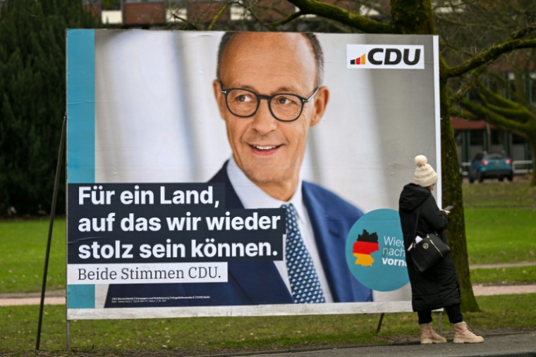 Une affiche de campagne du leader du parti conservateur CDU, Friedrich Merz, à Haltern am See, le 7 février 2025 en Allemagne ( AFP / Ina FASSBENDER )
