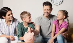 (Crédits photo : Adobe Stock - Parents parlant d'argent aux enfants devant une tirelire)