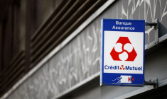 Un logo du Crédit Mutuel à l'extérieur d'une agence bancaire à Nantes