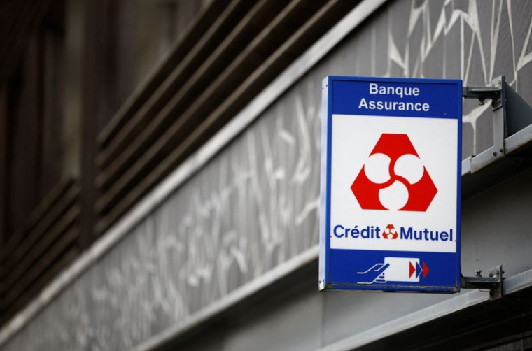 Un logo du Crédit Mutuel à l'extérieur d'une agence bancaire à Nantes