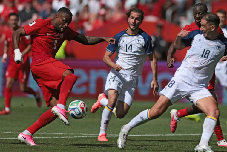 Cyle Larin (g) tire et égalise pour le Canada lors du match de Coupe du monde contre la Bosnie-Herzégovine (1-1), le 12 juin 2026 à Toronto (Canada). ( AFP / Cole Burston )