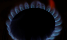 Des flammes sortent d'une cuisinière à gaz