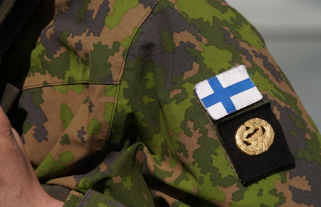 Un drapeau finlandais est visible sur l'uniforme d'un soldat des troupes amphibies de Finlande