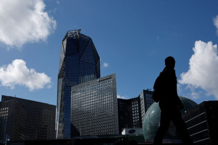 Une personne regarde les gratte-ciel du quartier financier et d'affaires de La Défense