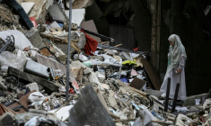 Une femme dans les décombres d'un immeuble détruit du quartier de Haret Hreik, dans la banlieue sud de Beyrouth, lors d'une visite de presse organisée par le Hezbollah, au Liban ( AFP / IBRAHIM AMRO )