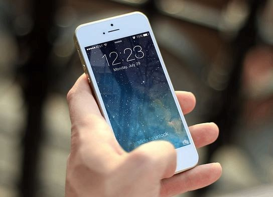 Seulement 10 ans après l'introduction du smartphone, la part de marché d'Apple aux Etats-Unis est de 40%, et celle des deux premiers fabricants de 66%. (crédit : jeshoots.com)