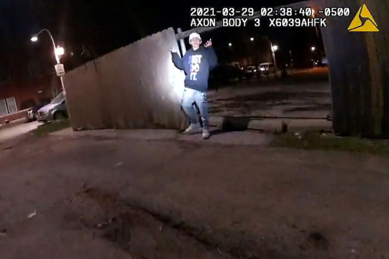 USA: LES AUTORITÉS DE CHICAGO PUBLIENT LA VIDÉO D'UN POLICIER ABATTANT UN GARÇON DE 13 ANS