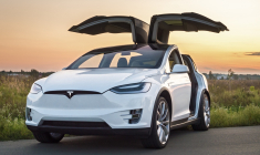 Elon Musk révolutionne les batteries électriques (Crédits photo : Shutterstock)