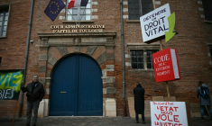 Un homme brandit une pancarte lors d’une manifestation contre le projet d’autoroute A69, devant la cour administrative d’appel à Toulouse, le 11 décembre 2025 ( AFP / Lionel BONAVENTURE )