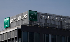 Logo de BNP Paribas sur un immeuble bancaire à Rueil-Malmaison