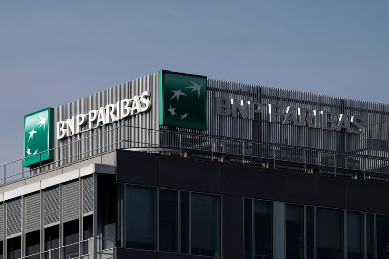 Logo de BNP Paribas sur un immeuble bancaire à Rueil-Malmaison