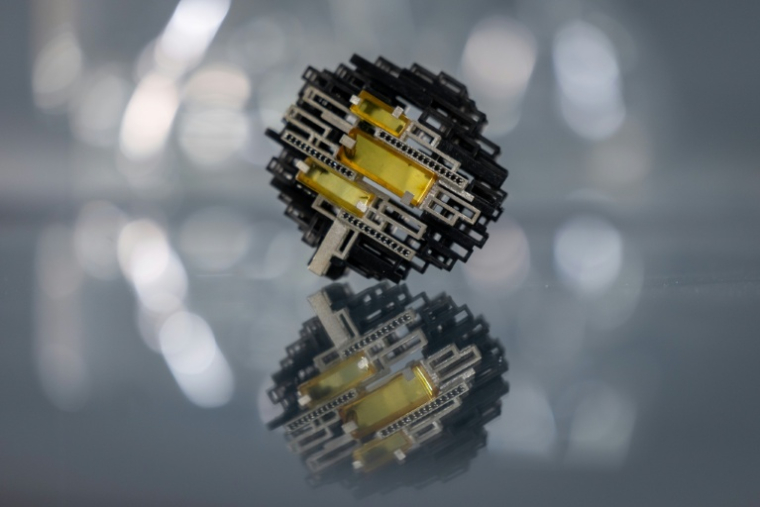 Une pièce de joaillerie en ambre de la Baltique imprimée en 3D à l'Académie des Beaux-Arts de Gdansk, le 10 mars 2026 à Gdansk, en Pologne  ( AFP / Wojtek RADWANSKI )