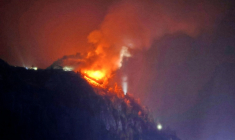 Le Kehlsteinhaus, connu sous le nom de « Nid d’aigle », ancien refuge de montagne d’Adolf Hitler, est ravagé par les flammes dans la soirée du 23 octobre 2026, après qu’un important incendie s’est déclaré sur le site situé à une altitude de 1 834 mètres (6 000 pieds) dans les montagnes surplombant Berchtesgaden, dans le Land de Bavière, au sud de l’Allemagne. ( 7aktuell / Ferdinand DÖRFLER-FARTHOFER )