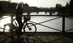 Une femme sur le pont des Arts à Paris