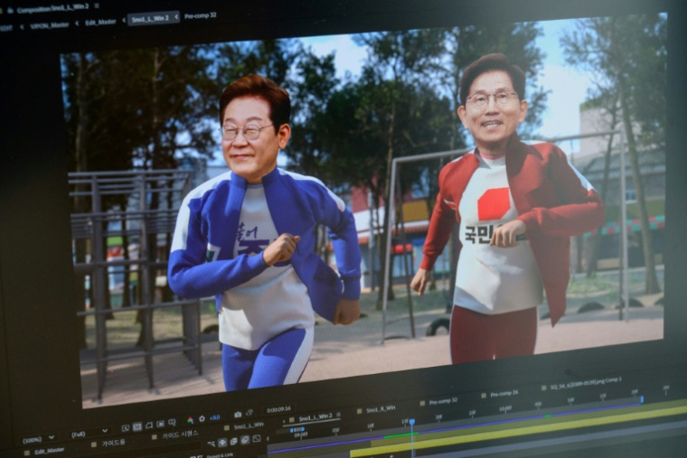 Un dessin animé élaboré par la chaîne SBS pour la soirée électorale montre les candidats à la présidentielle en Corée du Sud Lee Jae-myung (gauche) et Kim Moon-soo faisant un jogging, le 22 mai 2025 à Séoul ( AFP / ANTHONY WALLACE )