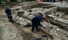 Des archéologues s'activent sur les vestiges d'un mausolée dans la cité gallo-romaine de Vienne, dans le Rhône, le 21 août 2025, sur le site de Saint-Romain-en-Gal ( AFP / JEAN-PHILIPPE KSIAZEK )