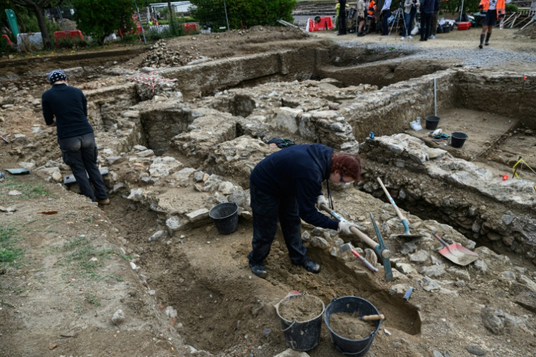 Des archéologues s'activent sur les vestiges d'un mausolée dans la cité gallo-romaine de Vienne, dans le Rhône, le 21 août 2025, sur le site de Saint-Romain-en-Gal ( AFP / JEAN-PHILIPPE KSIAZEK )