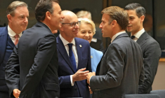 Des dirigeants européens, dont le président français Emmanuel Macron (g) lors d'un sommet de l'UE à Bruxelles, le 15 octobre 2026 ( AFP / Ludovic MARIN )