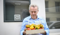 Le chef Alain Passard pose devant son restaurant l'Arpège à Paris où il sert désormais une cuisine exclusivement végétale, le 22 juillet 2025 ( AFP / BERTRAND GUAY )