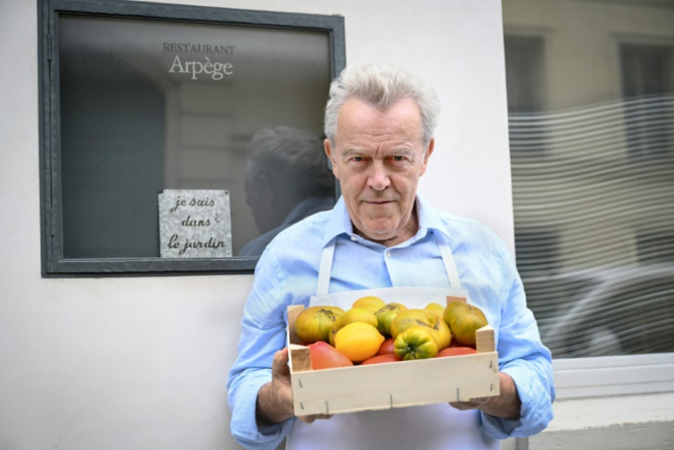 Le chef Alain Passard pose devant son restaurant l'Arpège à Paris où il sert désormais une cuisine exclusivement végétale, le 22 juillet 2025 ( AFP / BERTRAND GUAY )