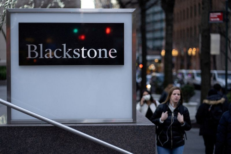 Une signalisation est visible à l'extérieur du siège du Blackstone Group à New York